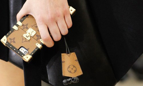 Louis Vuitton 新出的手机壳，让你不用换包包也能凹造型